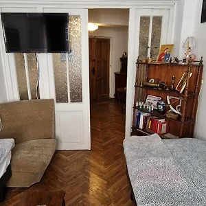  Apartamento Domum - The Comunist